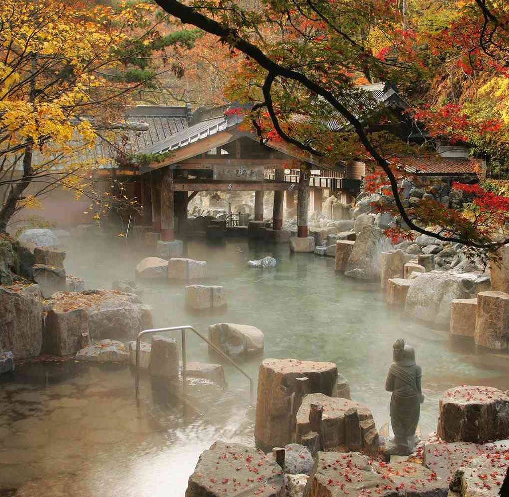 Onsen (hot spring in Japanese) are hot springs full of natural minerals that offer a relaxing and rejuvenating bathing experience. Japan’s hot spring culture is rich and unique, even featuring onsen tamago, where an egg is slowly cooked in its shell in the hot spring waters. With many of Japan’s onsen boasting surreal views, where better to catch the first sunrise of the new year for some good luck? Ranging from baths where you can watch the sunrise over the Pacific framed by Mount Fuji to hot springs amid ethereal, misty mountains, warm up this winter in one of Japan’s six most spectacular onsen.